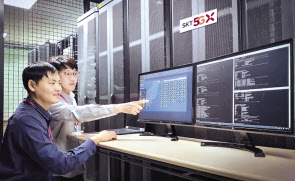 SK텔레콤 연구원들이 5G 단독망(5G SA)를 테스트 하고 있다. [SK텔레콤 제공]