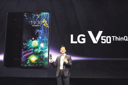 지난해 스페인 바르셀로나 바르셀로나 국제컨벤션센터에서 열린 MWC2019 LG전자 프리미어 행사에서 프랭크 리 LG전자 북미법인 디렉터가 V50씽큐를 소개하고 있다. [LG전자 제공]