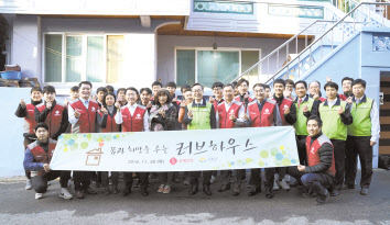 하석주 롯데건설 대표이사(앞줄 왼쪽에서 네번째)가 임직원 및 금천구 관계자들과 사회공헌활동인 러브하우스를 실시한 뒤 기념촬영을 하고 있다. [롯데건설 제공]