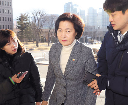 추미애 법무부 장관이 5일 정부과천청사로 출근하며 기자의 질문에 답하고 있다. [연합]