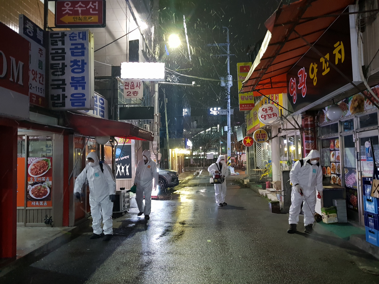 군포시는 역전 식당거리에 집중 방역을 하고있다. [군포시 제공]