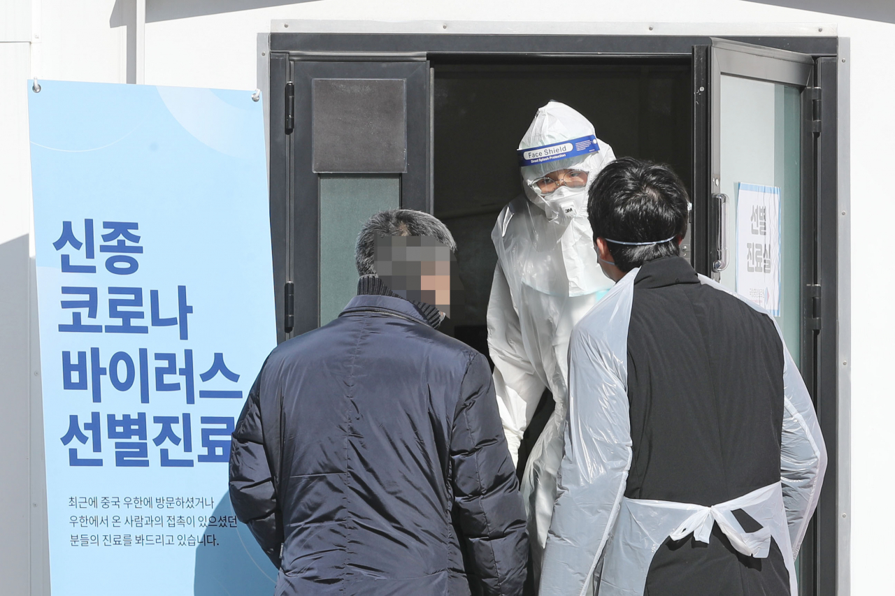 국내 신종 코로나바이러스 감염증 2번 확진환자가 격리 해체될 예정일인 5일 오후 서울 중구 국립중앙의료원에서 신종코로나 의심환자가 선별진료실로 들어가고 있다. 연합뉴스