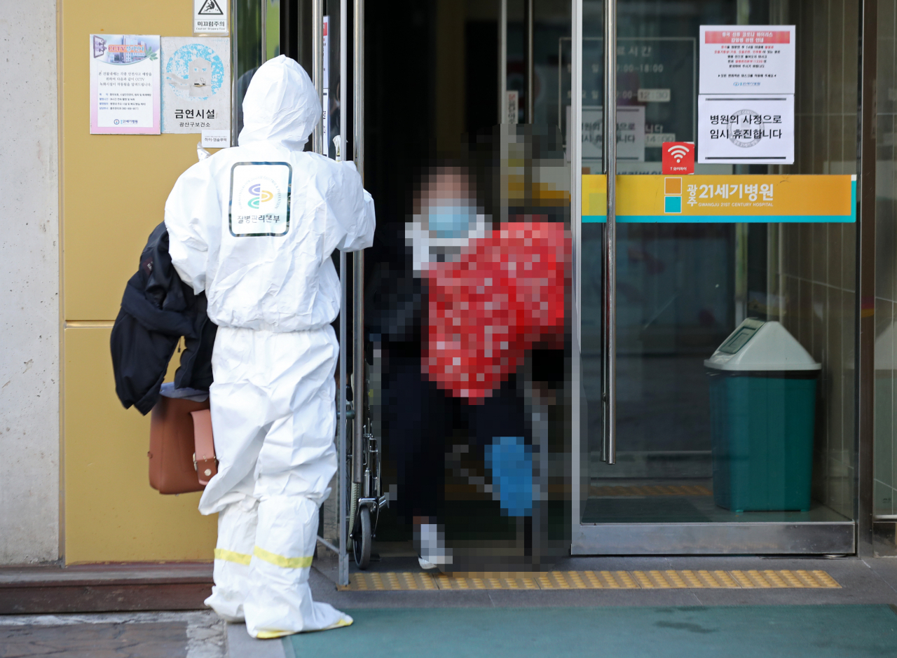 국내 18번째 신종 코로나바이러스 감염증 확진자가 5일 오전 광주 21세기병원에서 음압 병동이 마련된 전남대병원으로 가기 위해 병원을 나서고 있다. 연합뉴스
