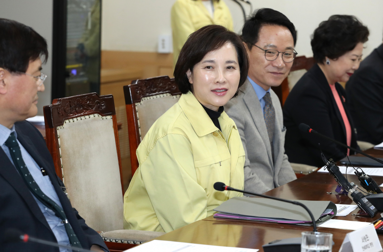 유은혜 사회부총리 겸 교육부 장관이 5일 정부서울청사에서 열린 '신종 코로나바이러스 범부처 유학생 지원단 협의회'에서 참석자들과 인사를 하고 있다. [연합]
