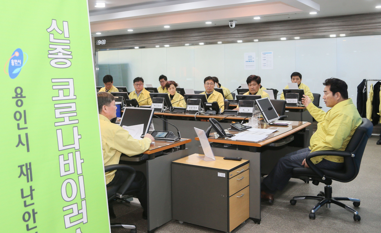백군기 용인시장(오른쪽)이 신종코로나바이러스 감영증 확산방지 회의를 열고있다.[용인시 제공]