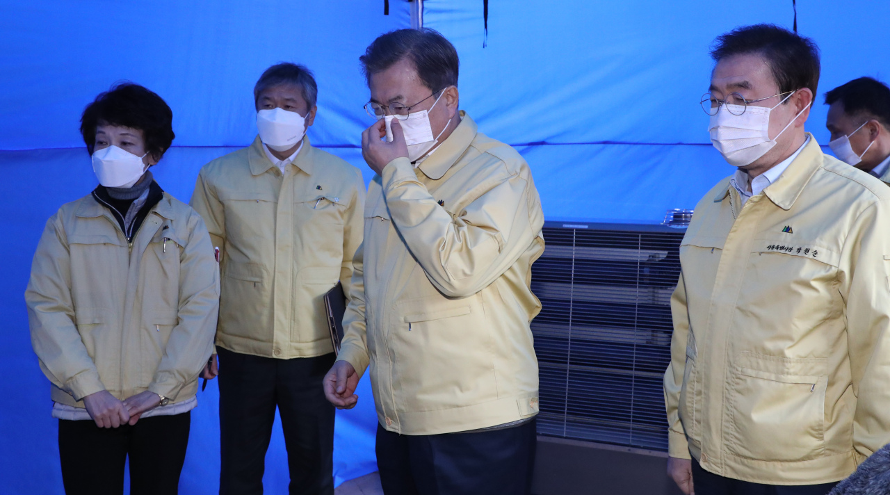 President Moon Jae-in (center), Seoul Mayor Park Won-soon photographed in face masks during their visit to Seongdong district health center on Wednesday. (Yonhap)