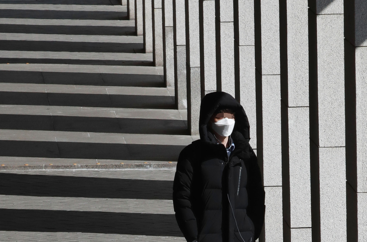 A seoul citizen covered up in mask.  (Yonhap)