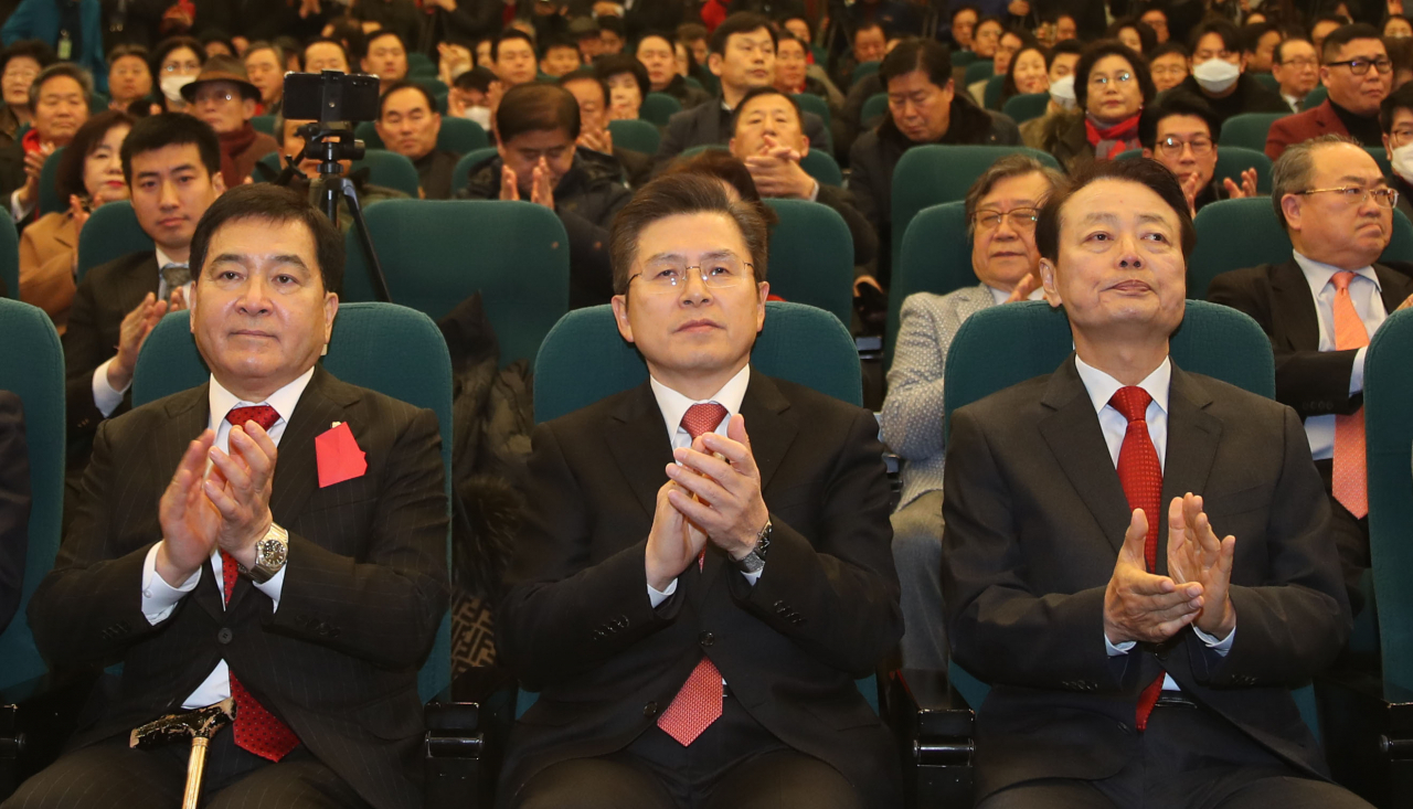 5일 오후 여의도 국회도서관에서 열린 미래한국당 중앙당 창당대회에서 신임 당 대표로 선출된 한선교 의원(오른쪽)이 자유한국당 황교안 대표(가운데), 심재철 원내대표와 함께 박수 치고 있다. [연합]