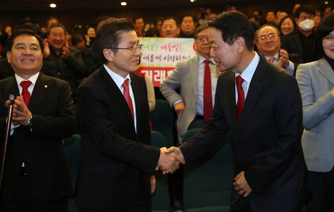 5일 오후 여의도 국회도서관에서 열린 미래한국당 중앙당 창당대회에서 신임 당 대표로 선출된 한선교 의원(오른쪽)이 자유한국당 황교안 대표와 인사하고 있다. [연합]