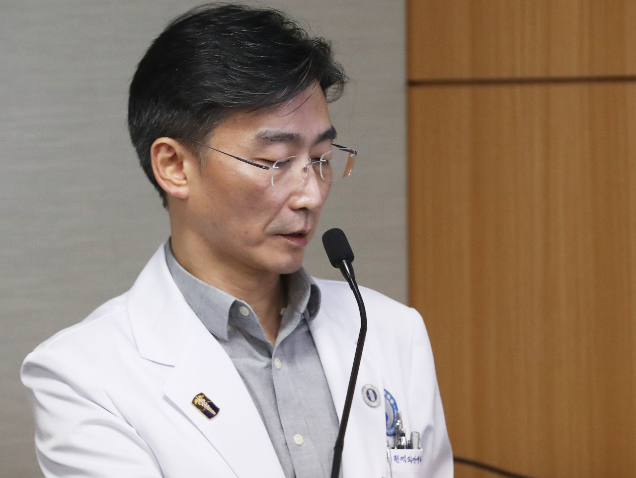 아주대병원과의 갈등 끝에 경기남부권역 외상센터장 자리에서 물러난 이국종 교수가 5일 오전 경기도 수원시 아주대병원 경기남부권역 외상센터에서 취재진에게 관련 내용 등을 설명하며 지친 표정을 짓고 있다. [연합]