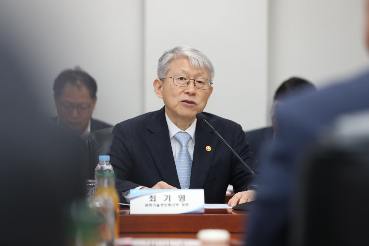 최기영 과학기술정보통신부 장관이 5일 한국생명공학연구원을 방문, 신종 코로나바이러스감염증의 국내외 확산에 따른 과학기술계의 대응 현황을 확인하고 향후 대책 마련을 위해 연구현장 전문가들과 의견을 나누고 있다.[과기부 제공]
