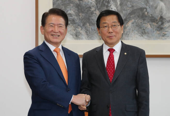 더불어민주당 윤후덕 원내수석부대표(오른쪽)와 자유한국당 김한표 원내수석부대표. [연합]