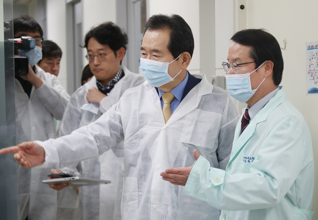 정세균 국무총리가 5일 서울 금천구의 신종코로나 바이러스 진단시약 제조업체인 코젠바이오텍을 방문해 현황보고를 받고 있다. [연합]