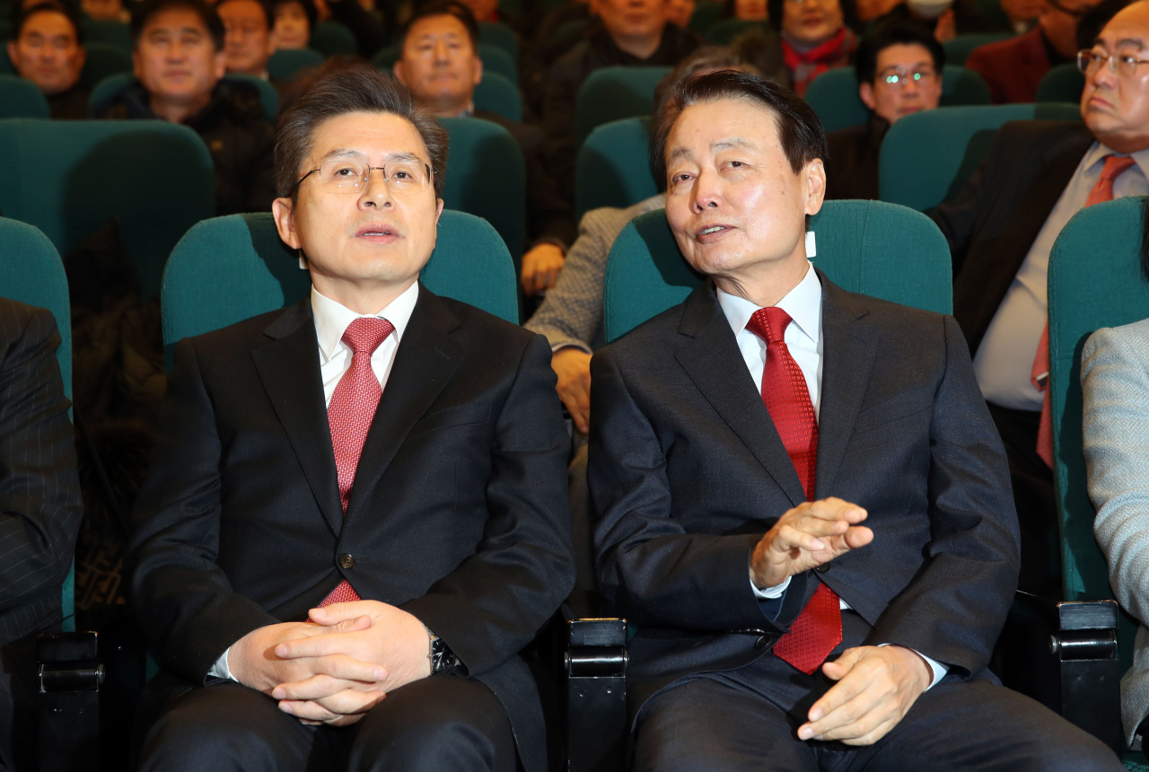 5일 오후 여의도 국회도서관에서 열린 미래한국당 중앙당 창당대회에서 신임 당 대표로 선출된 한선교 의원(오른쪽)이 자유한국당 황교안 대표와 대화하고 있다. [연합]