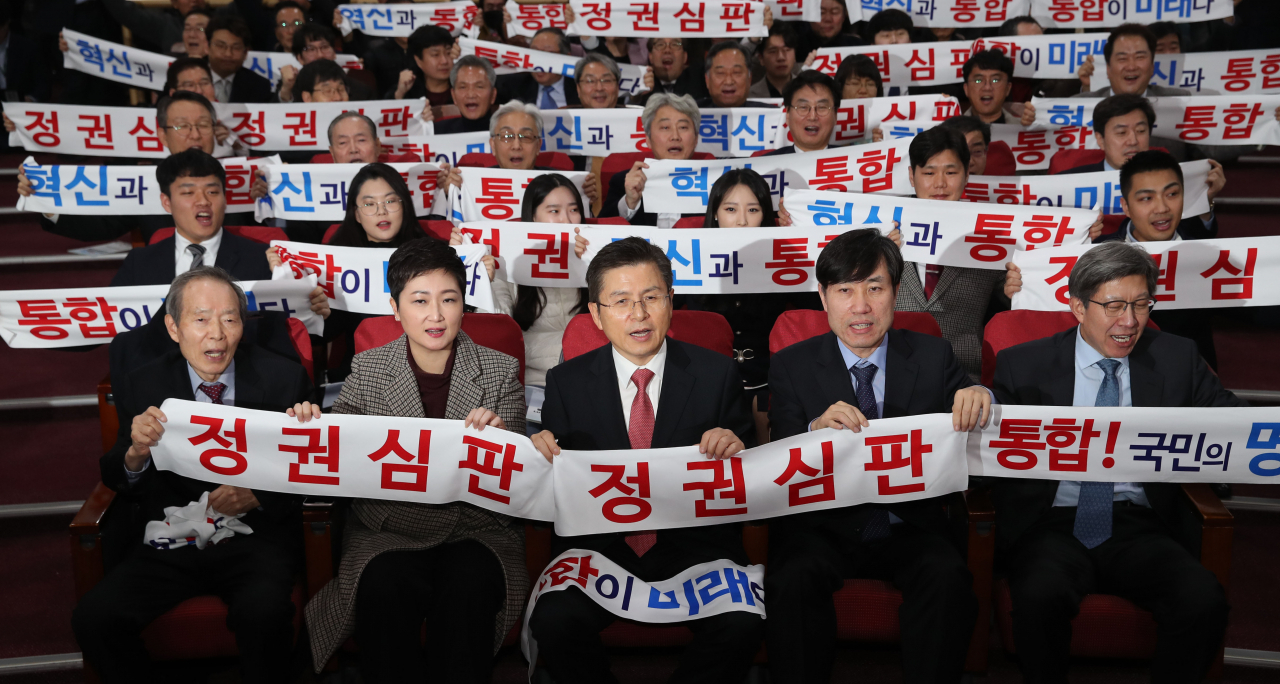 자유한국당 황교안 대표와 박형준 혁신통합추진위원회 위원장 등이 31일 오후 국회 의원회관에서 열린 혁신통합추진위원회 제1차 대국민보고대회에서 구호를 외치고 있다. 앞줄 왼쪽부터 장기표 국민소리당 창당준비위원장, 미래를 향한 전진4.0 이언주 대표, 황 대표, 새로운보수당 하태경 책임대표, 박 혁통위원장. [연합]