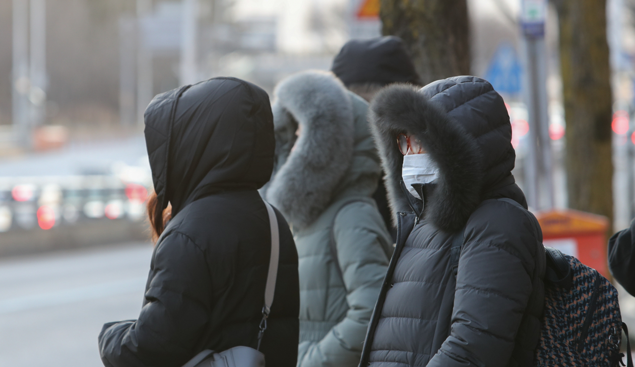 지난 5일 오전 대전시 서구 갈마동에서 출근길 시민들이 외투 등으로 ‘중무장’하고 버스를 기다리고 있다. [연합]