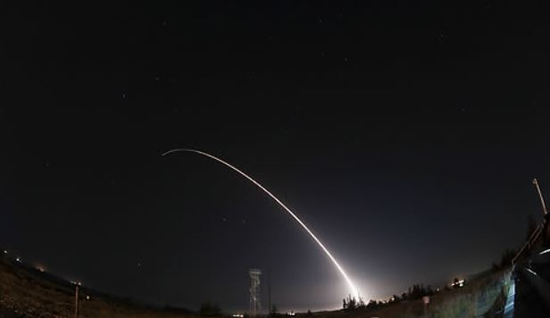 미 공군 ICBM '미니트맨3'이 시험 발사되고 있다.[연합]