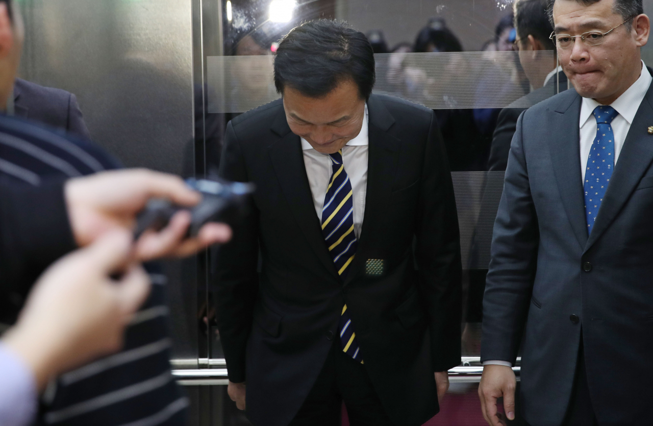 바른미래당 손학규 대표가 지난달 28일 국회에서 바른미래당 소속 주승용 국회 부의장을 비롯한 당권파 의원들과 회동 후 승강기에 탑승하며 인사하고 있다. [연합]