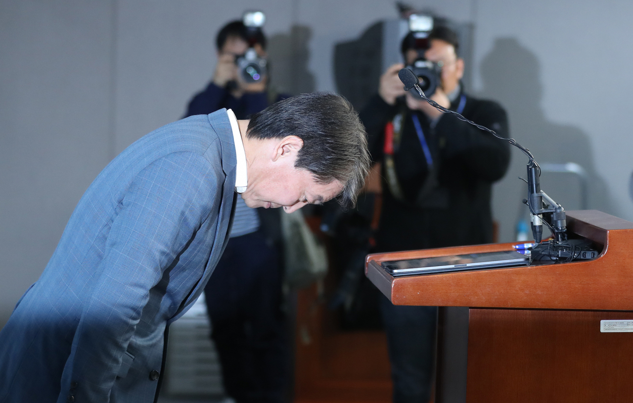 신당 창당을 준비하는 안철수 전 의원이 지난 4일 서울 여의도 국회 정론관에서 국회 개혁방안을 발표한 뒤 인사하고 있다. [연합]