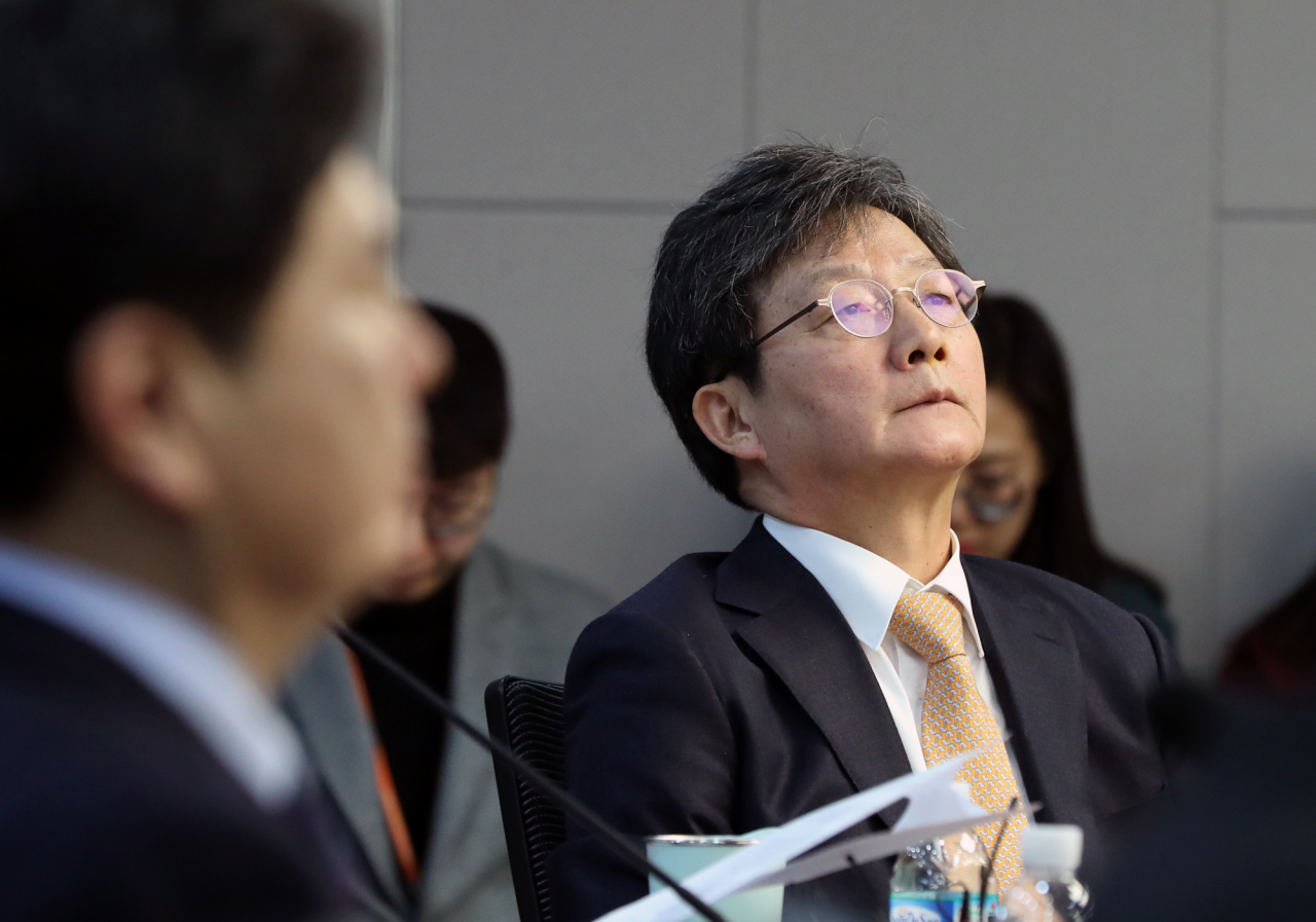 새로운보수당 유승민 의원이 지난달 31일 오전 서울 여의도 국회 의원회관에서 열린 당대표단 회의에서 잠시 생각에 잠겨 있다. [연합]