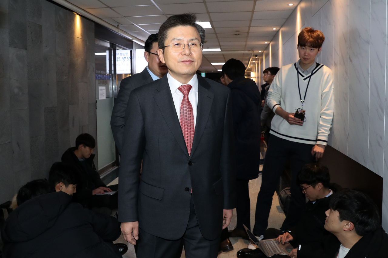 황교안 자유한국당 대표가 지난 4일 오후 서울 영등포구 여의도의 한 음식점에서 경북 지역 의원들과 만찬을 위해 입장하고 있다. [연합]