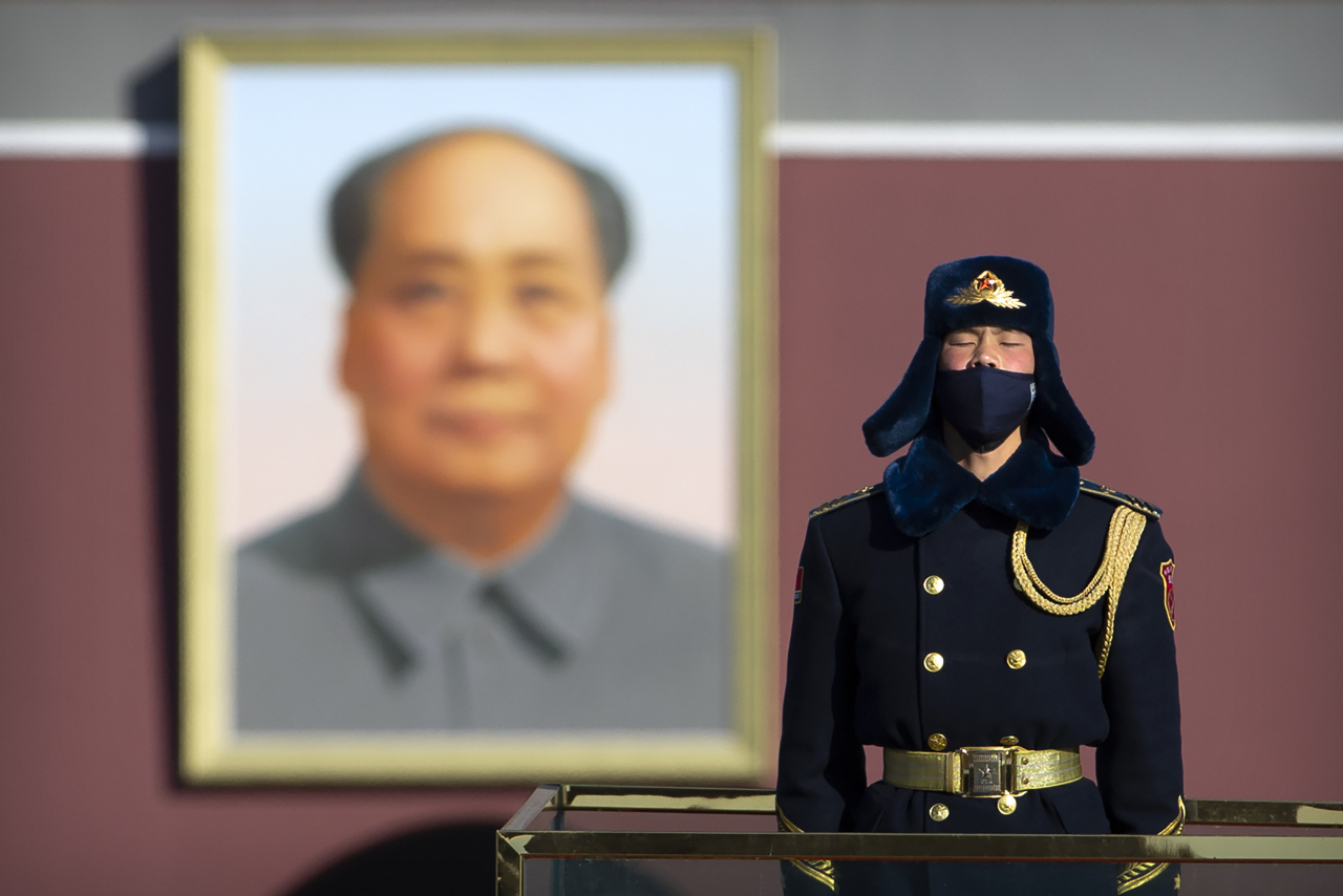 마스크를 착용한 중국 의장대원이 베이징 천안문 광장에 서 있다. 중국 정부는 신종 코로나바이러스 확산과 관련 정부의 리더십을 겨냥한 비판 여론이 높아지자 노골적 언론 통제에 나서고 있다. [AP]