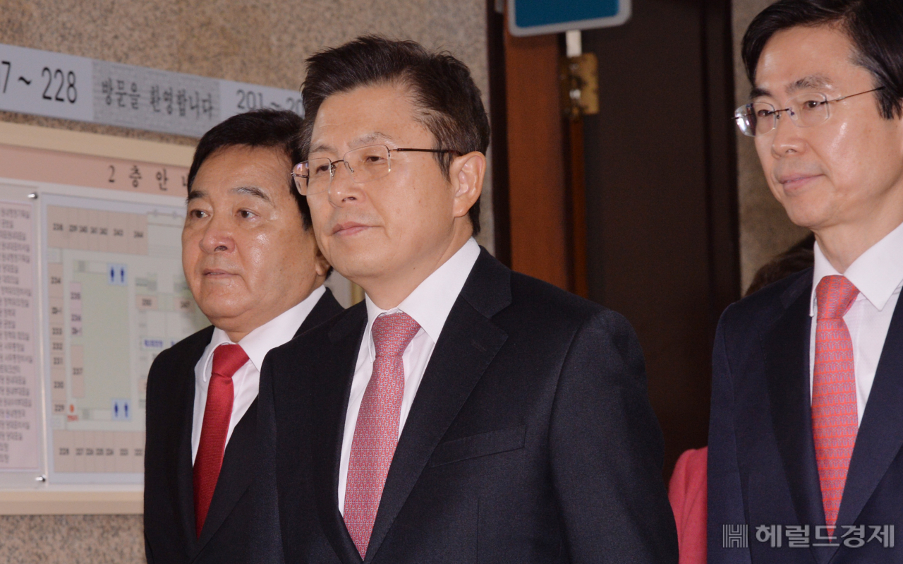 [헤럴드경제=정희조 기자] 황교안 한국당대표가 6일 국회에서 최고위원회의를 열고 있다. 황대표는 "경제대전환"을 화두로 제시하며 코로나바이러스로 인한 경기침체가 심각하다며 국면을 전환해야 한다고 먼저 말했다 checho@heraldcorp.com