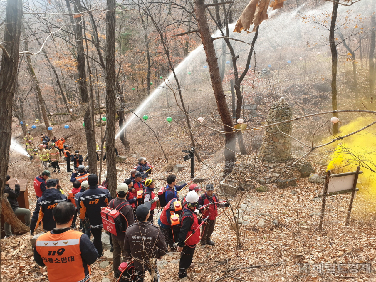 산불 진화 훈련을 하고 있는 모습. [강북구 제공]