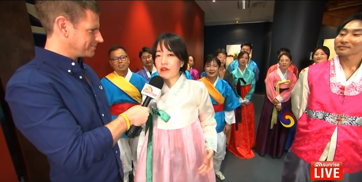박소정 주시드니문화원장이 채널7에 한복을 입고 출연해 한복 문화에 대해 소개하고 있다 [채널7 방송화면 캡처]