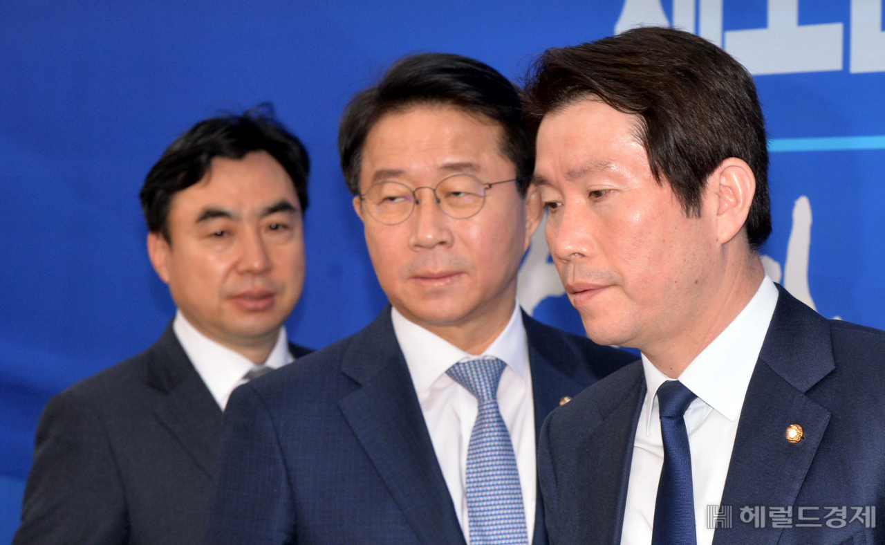 [헤럴드경제=정희조 기자] 민주당 이인영 원내대표가 6일 국회에서 정책조정회의를 주재하고 있다. 이 원내대표는 "신종 코로나 바이러스로 인한 국회의 비상행동"이 요구되고 있다고 말하고, "어제 13일만에 국내 확진환자가 퇴원했다." 며 국내 방역활동의 긍정적 효과가 나타나고 있다고 말했다. checho@heraldcorp.com
