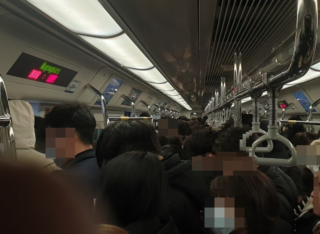 6일 오전 8시33분 김포공항역을 출발, 마곡나루역에 도착한 공항철도 열차 안 객실의 모습. 중앙에 배치된 손잡이를 잡는 시민은 없다. 대부분 시민이 마스크를 착용하고 있다. 유동현 수습기자/dingdong@heraldcorp.com