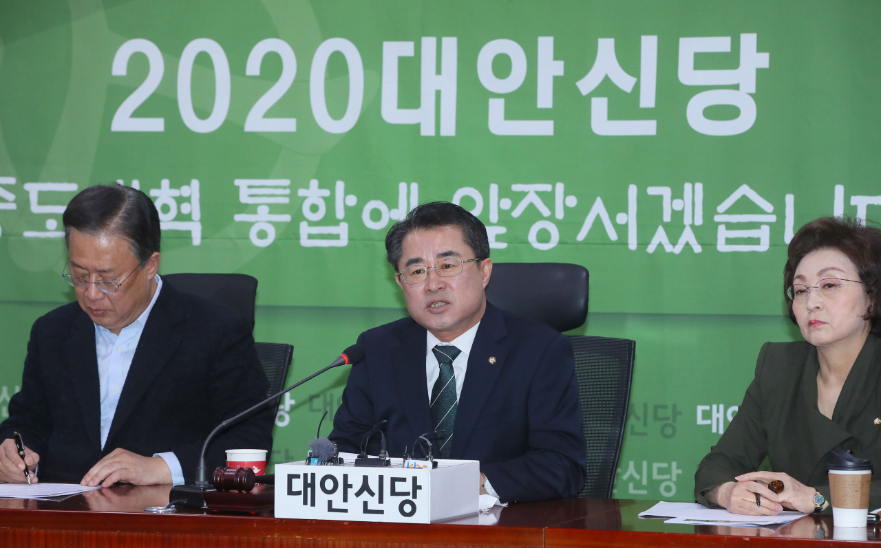 대안신당 최경환 대표가 6일 국회 의원회관에서 열린 최고위원회·국회의원 연석회의에서 발언하고 있다. 연합뉴스