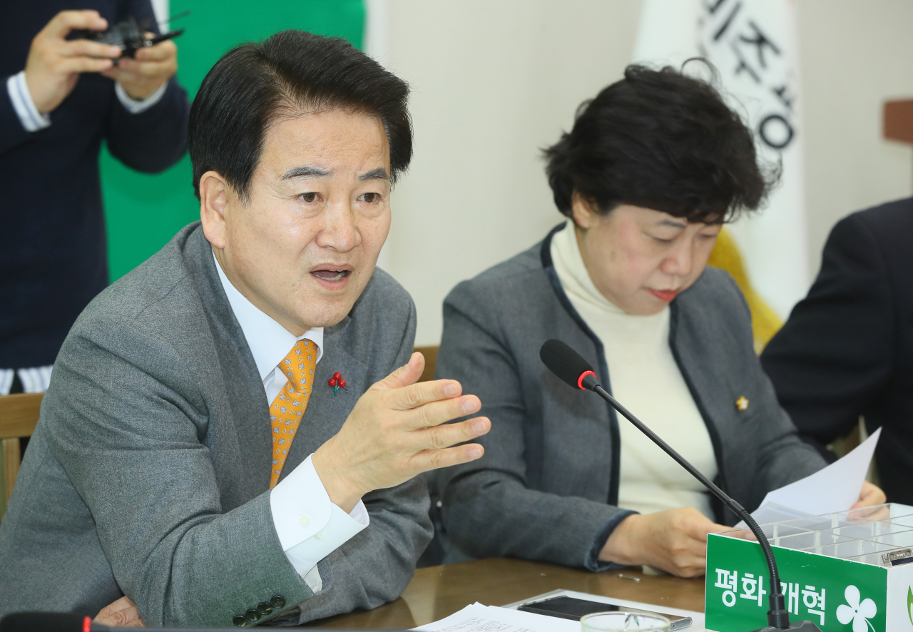 민주평화당 정동영 대표가 3일 국회에서 열린 최고위원회의에서 발언하고 있다. 연합뉴스
