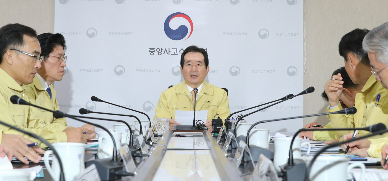 정세균(가운데) 국무총리가 6일 오전 세종시 정부세종청사에서 열린 신종 코로나바이러스 감염증 대응 중앙사고수습본부 회의에서 발언하고 있다. [연합]