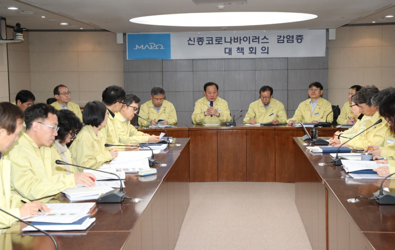 유동균 마포구청장과 마포구 간부공무원들이 신종 코로나바이러스 대응 관련 대책회의를 하고 있다. [마포구 제공]