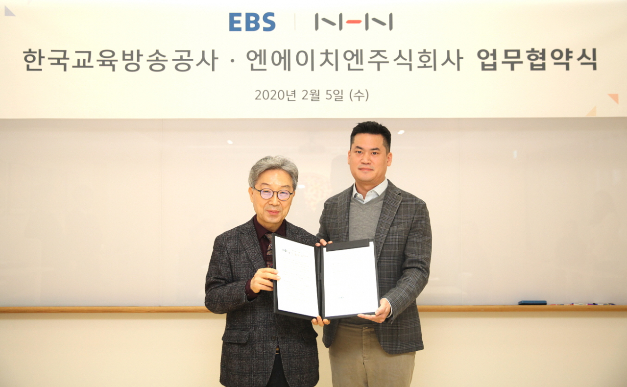 EBS와 NHN이 5일, 성남 판교 NHN사옥에서 ‘AI를 통한 미래교육 발전’ 업무협약을 체결했다. 김명중 EBS 사장(좌)과 정우진 NHN 대표(사진=NHN)