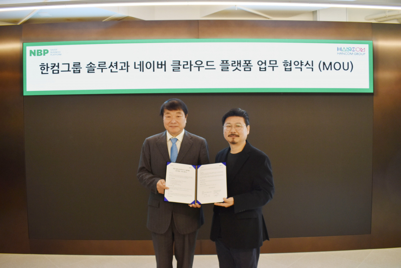 지난 5일 서울 강남N타워에서 있었던 클라우드 서비스 사업 협력 및 교류 활성화를 위한 업무협약을 체결한 후 (좌측부터)김상철 한글과컴퓨터그룹 회장과 박원기 네이버 비즈니스 플랫폼 대표가 기념촬영을 하고 있다. [NBP]