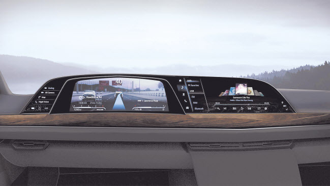 LG전자가 글로벌 자동차 업체 ‘GM(General Motors)’ 의 프리미엄 브랜드 ‘캐딜락(Cadillac)’에 플라스틱 올레드(이하 P-OLED) 기반 ‘디지털 콕핏(Digital Cockpit)’ 시스템을 세계 최초로 공급한다. LG전자는 2021년형 캐딜락 ‘에스컬레이드(Escalade)’ 차량에 디지털 콕핏 시스템을 공급한다고 6일 밝혔다. 디지털 콕핏은 초고해상도 P-OLED 디스플레이와 LG전자가 독자 개발한 통합 인포테인먼트 시스템으로 구성됐다. 38인치 P-OLED 디스플레이는 계기판, 인포테인먼트 화면 두 개를 포함해 화면 3개를 하나로 합친 형태다. 해상도가 4K(3840×2160)를 훌쩍 넘어 시인성이 뛰어나다. 백라이트가 필요 없어 다양한 형태가 가능한 디자인, 넓은 시야각 등이 탑승객들에게 기존에 없던 차별화된 사용자 경험을 제공한다. LG전자는 향후 에스컬레이드뿐 아니라 GM이 선보이는 다양한 신차에도 뒷좌석 인포테인먼트 시스템을 추가 공급하며 차별화된 사용자 경험을 제공해 나갈 계획이다. [LG전자 제공]