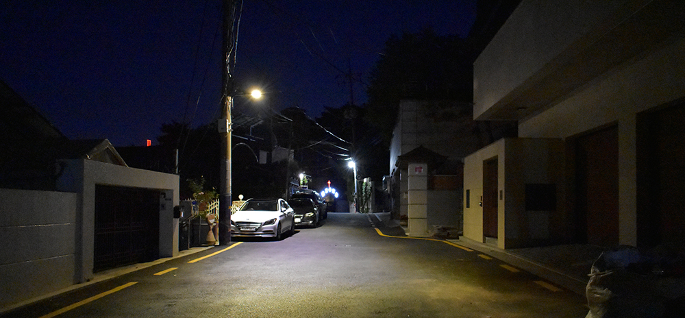 종로구 평창42길 LED 보안등 교체 후 모습. [종로구 제공]
