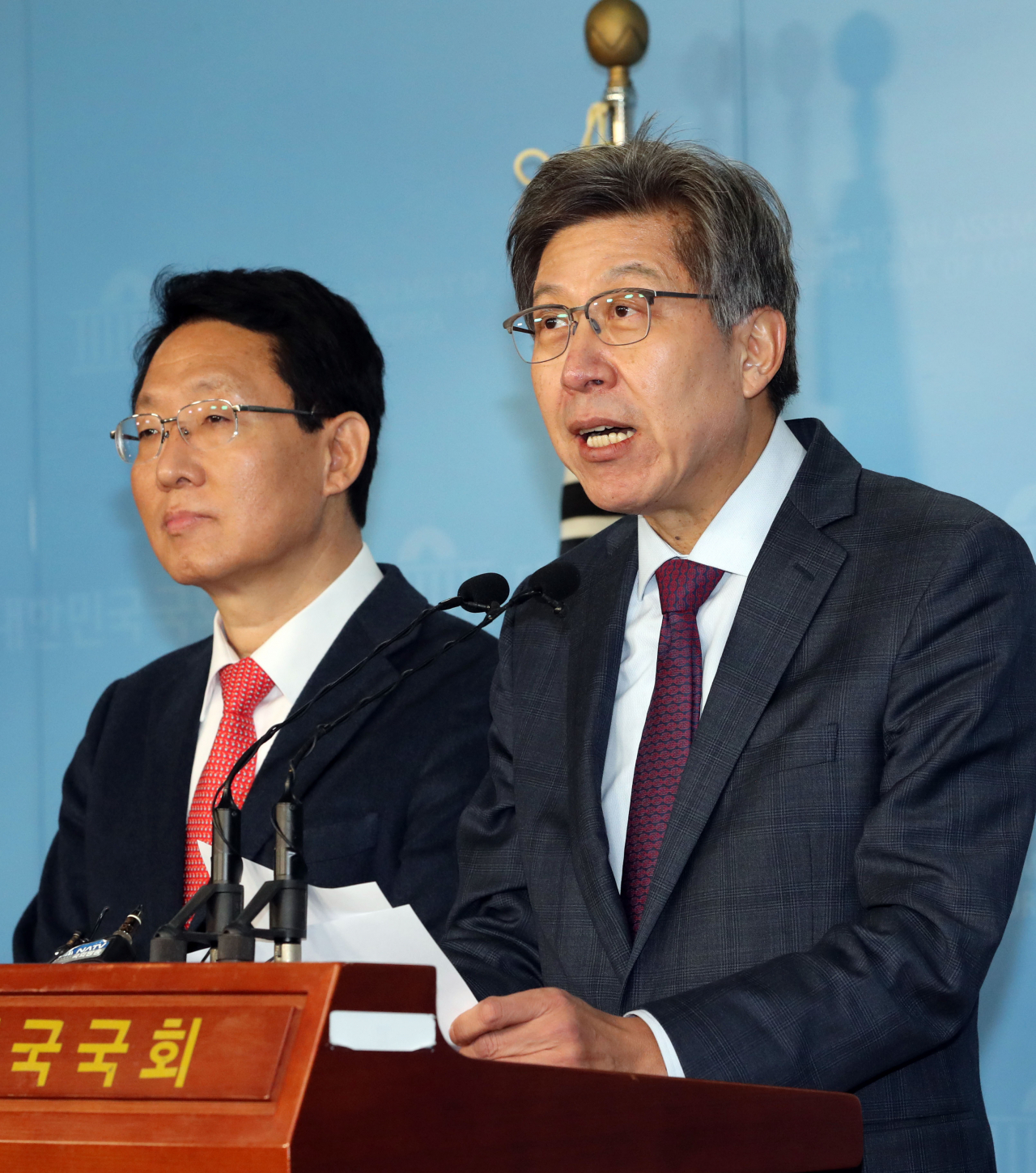 박형준 혁신통합추진위원회 위원장(오른쪽)과 자유한국당 소속 김상훈 혁신통합추진위원이 6일 오전 서울 여의도 국회 정론관에서 기자회견을 열고 공동대표 5명·특별위원장 2명·창당준비위원 9명 체제의 '통합신당준비위원회' 인선 내용을 발표하고 있다. 공동대표는 박형준 혁통위원장, 장기표 국민소리당 창당위원장과 함께 자유한국당 심재철 원내대표, 미래를향한전진4.0 이언주 대표가 맡는다. 새보수당 몫의 공동대표 후보로는 정병국 의원이 거론된다. [연합]