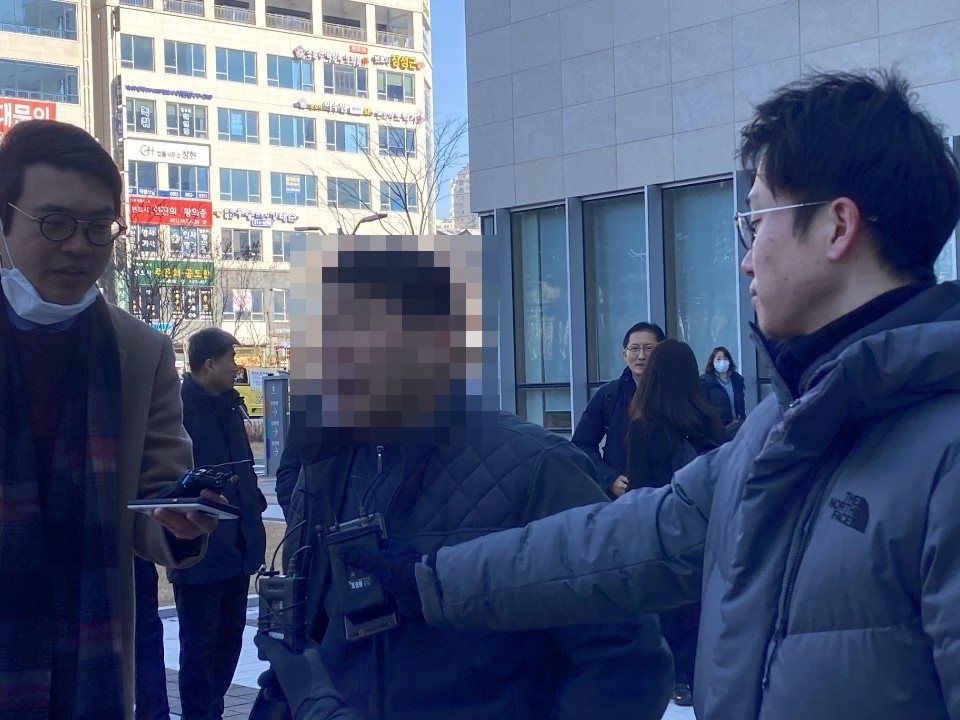 6일 화성연쇄살인 8차 사건에 대한 재심 공판 준비기일이 경기 수원 수원지법에서 열렸다. 이날 오전 법원에 출석하던 재심 청구인인 윤모 씨가 취재진의 질문에 답하고 있다. 주소현 수습기자/addressh@heraldcorp.com