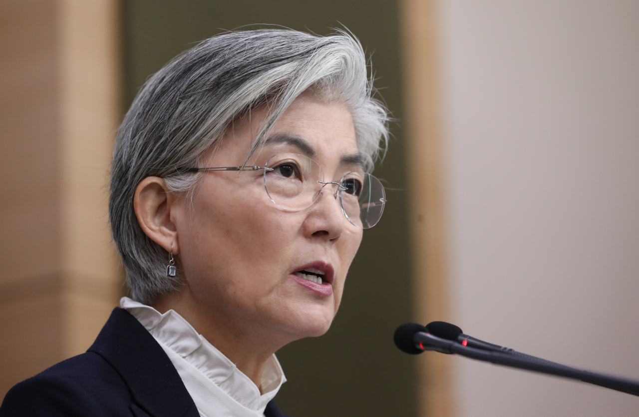 강경화 외교부 장관이 6일 오전 서울 종로구 외교부 브리핑룸에서 열린 내신 기자회견에서 신종 코로나 바이러스 감염증 대응, 한미 방위비 협상 등 외교 현안에 대한 질문에 답하고 있다. [연합]