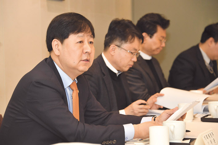 구윤철 기획재정부 차관이 6일 서울 광화문 인근의 한 음식점에서 ‘재정집행 제고를 위한 주요부처 차관 조찬간담회’를 주재하고 있다. 구 차관은 이 자리에서 경기 하방리스크에 대응한 재정의 적극적이고 신속한 경기보강 역할을 다시 한번 강조했다. [기획재정부 제공]