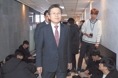 황교안 자유한국당 대표가 지난 4일 오후 서울 영등포구 여의도의 한 음식점에서 경북 지역 의원들과 만찬을 위해 입장하고 있다. [연합]