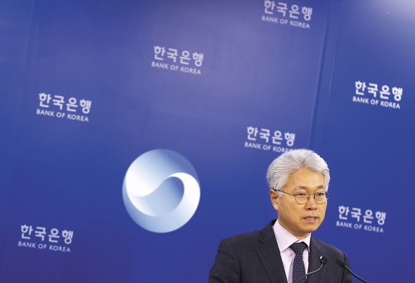 박양수 한국은행 경제통계국장이 6일 오전 서울 중구 한은에서 열린 2019년 12월 국제수지(잠정) 기자설명회에서 브리핑을 하고 있다. [연합]