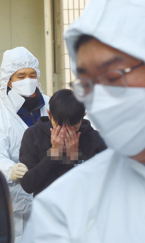 6일 오전 광주 북부경찰서 유치장에 입감 중이던 대만인 보이스피싱 범인이 기침하는 등 신종코로나 증상을 호소해 보건당국이 병원으로 이송하고 있다. 검사 결과 이 범인은 ‘이상 없음’ 판정을 받았다. [연합]