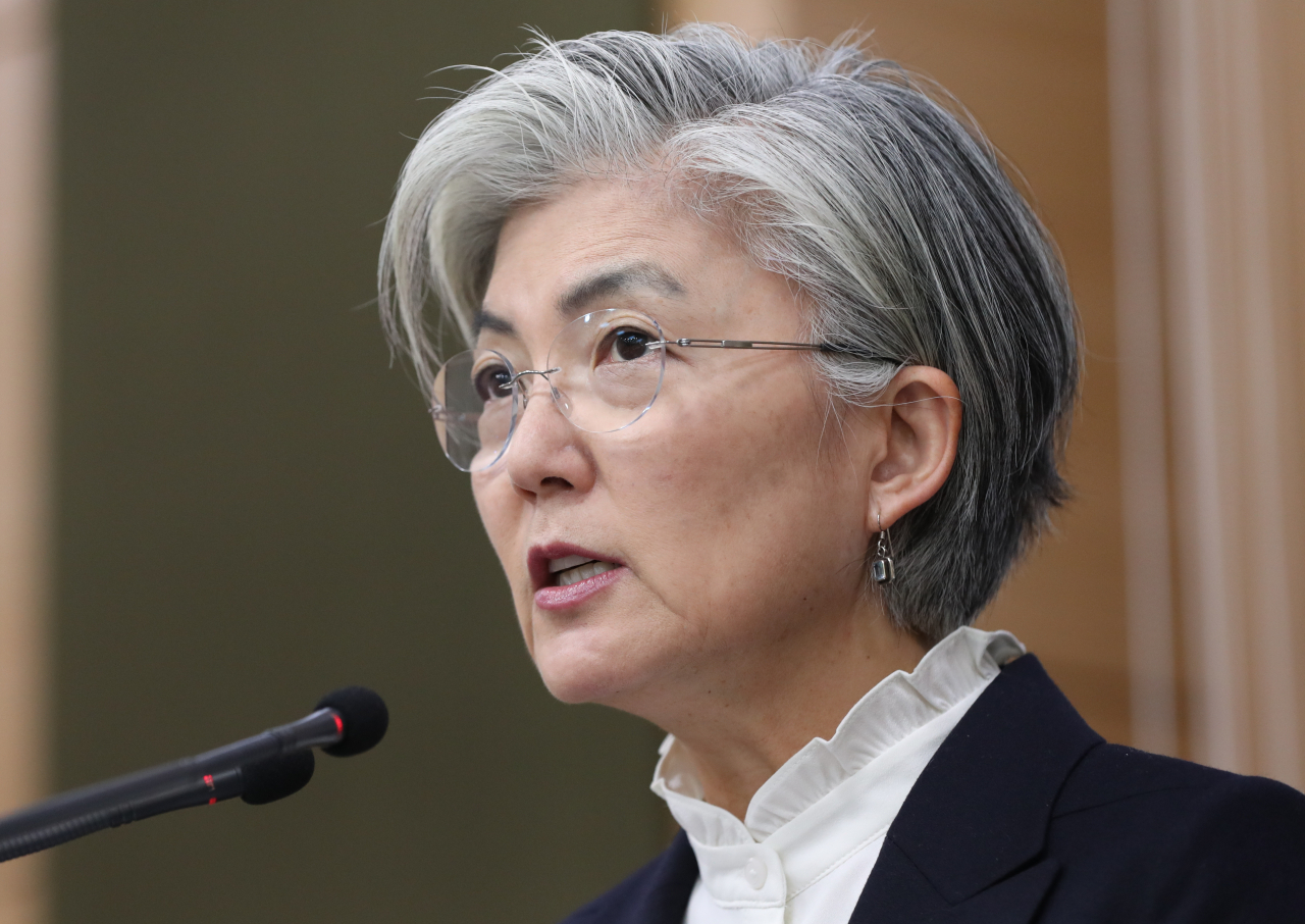 강경화 외교부 장관이 6일 오전 서울 종로구 외교부 브리핑룸에서 열린 내신 기자회견에서 외교 현안에 대한 질문에 답하고 있다. [연합]