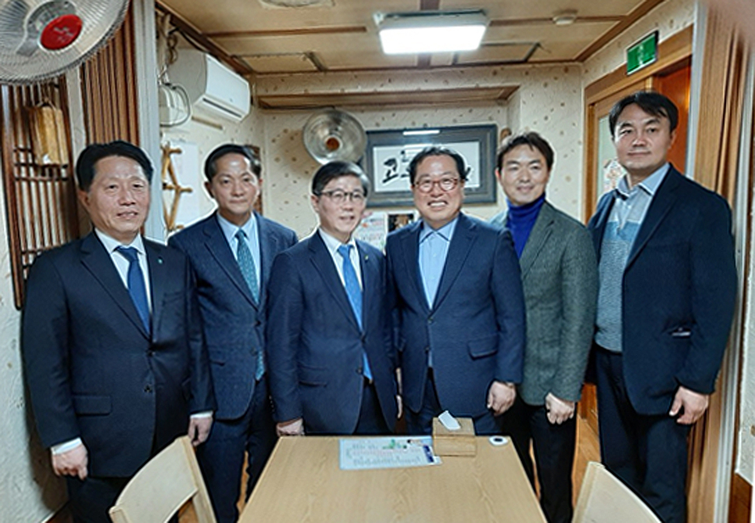 3기 신도시 시장협의회는 정례 회의에서 성공적인 조성을 위해 논의했다.(왼쪽부터 장덕천 부천시장, 이재준 고양시장, 변창흠 LH 사장, 조광한 남양주시장, 김종천 과천시장, 김상호 하남시장) [과천시 제공]