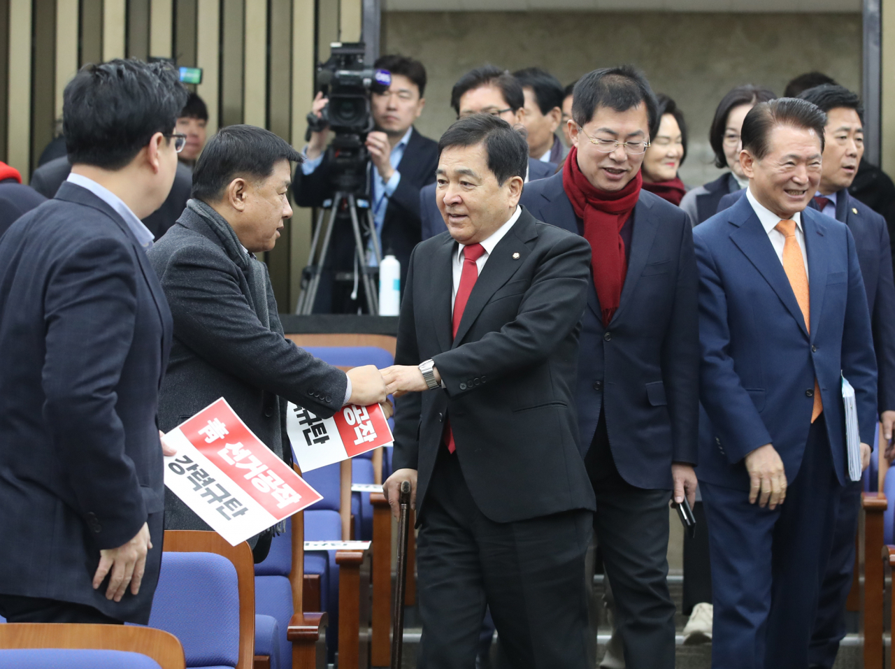 심재철 자유한국당 원내대표가 6일 오전 서울 여의도 국회에서 열린 의원총회에 입장하며 신종 코로나바이러스 예방 일환으로 악수 대신 주먹을 맞대며 인사하고 있다. [연합]