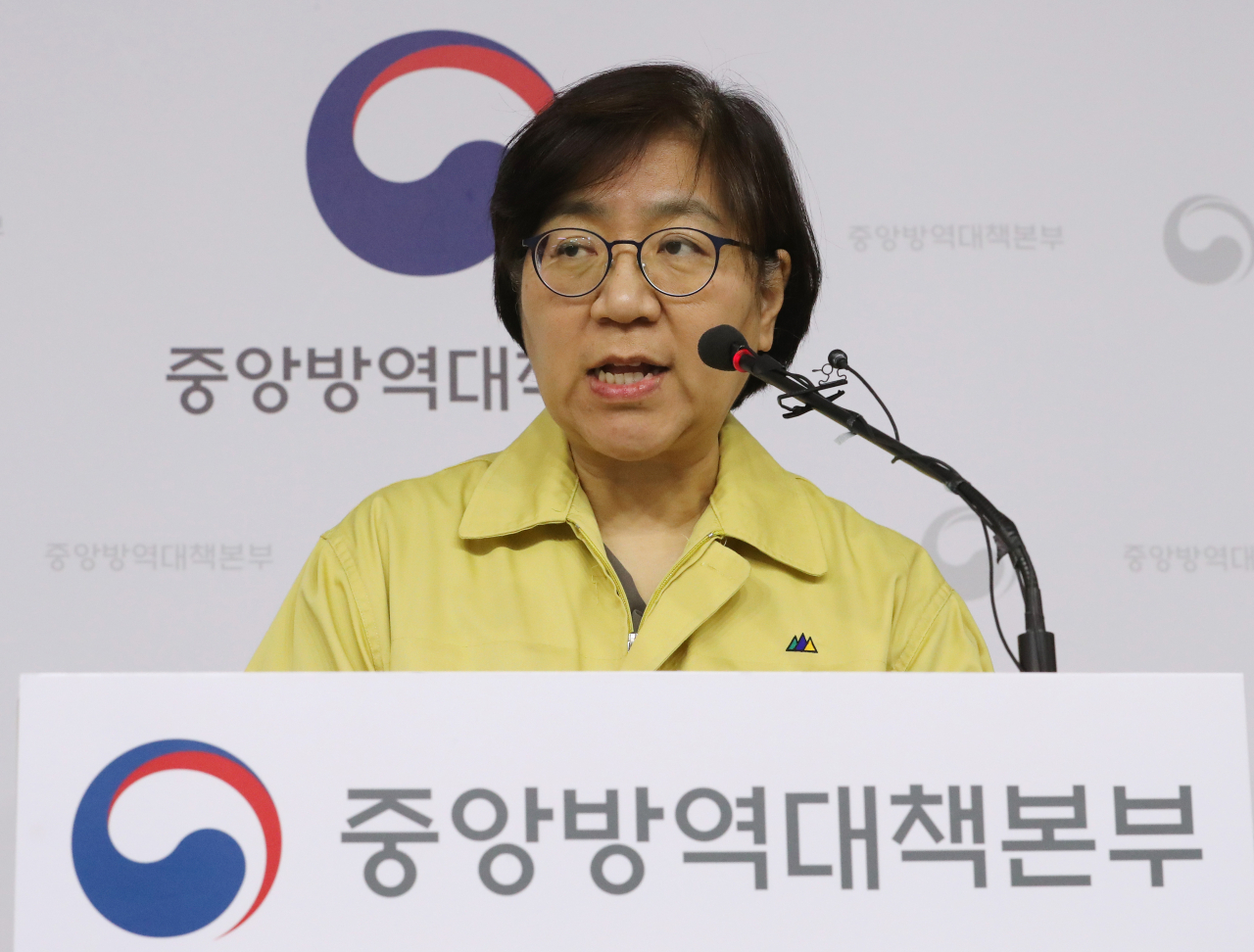 정은경 중앙방역대책본부장(질병관리본부장)이 6일 오후 세종시 정부세종청사에서 신종 코로나바이러스 감염증 국내 발생현황 및 확진환자 중간조사 결과 등 정례브리핑을 하고 있다. 연합뉴스